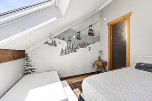 4 chambres, bureau, fer et planche à repasser, lit de bébé portatif