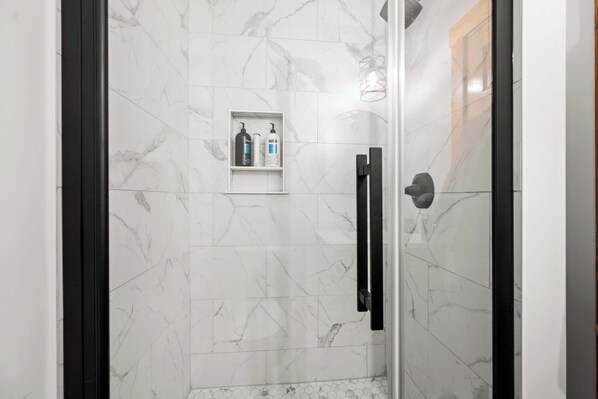 Een douche, een haardroger, handdoeken