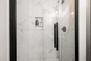 Dusche, Haartrockner, Handtücher