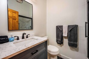 Een douche, een haardroger, handdoeken