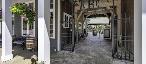 Updated townhome - Walk to Holiday Valley
