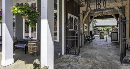 Updated townhome - Walk to Holiday Valley