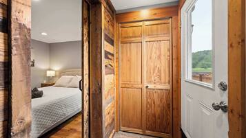 4 Schlafzimmer, Schreibtisch, Bügeleisen/Bügelbrett, Reisekinderbett