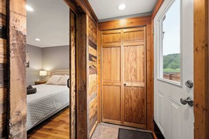 4 soverom, skrivebord, strykejern/-brett og reiseseng for barn