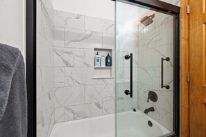 Een douche, een haardroger, handdoeken