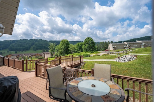 Updated townhome - Walk to Holiday Valley