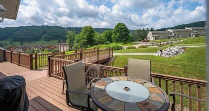 Updated townhome - Walk to Holiday Valley