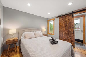 4 habitaciones, escritorio y tabla de planchar con plancha