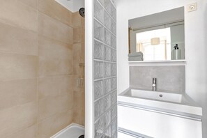 Free toiletries, hair dryer, towels, soap - Elegant 1BR Steps to Marais & Louvre (Paris)