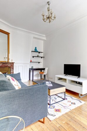 40-inch Smart TV with satellite channels - Elegant 1BR Steps to Marais & Louvre (Paris)