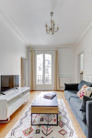 40-inch Smart TV with satellite channels - Elegant 1BR Steps to Marais & Louvre (Paris)