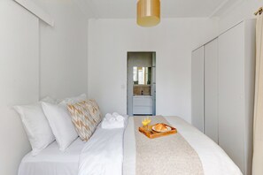 1 chambre, fer et planche à repasser, lit de bébé (supplément)