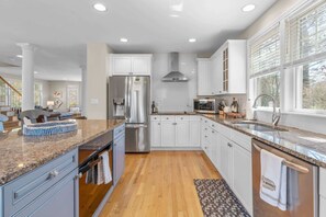 Fridge, microwave, oven, stovetop - Summer by the Sea - Central to all beaches & ponds (Mashpee)