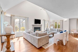 テレビ、暖炉、書斎 / ワークスペース