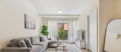 Una televisión, una oficina