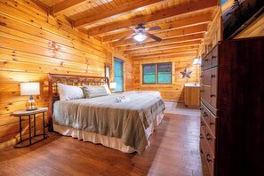 4 bedrooms, desk, iron/ironing board, free WiFi