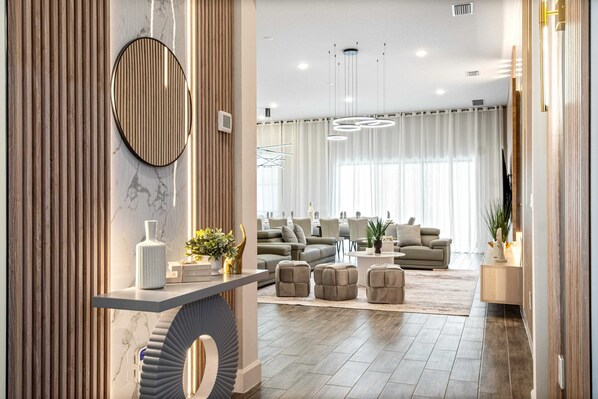 Interior - Big House Game Room And Pool, Themed Rooms! (Kissimmee)