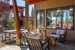 Outdoor dining - Pet-Friendly Luxury Cabin | King Suite, Office, Near Golf Course, Trail & Town (Truckee)