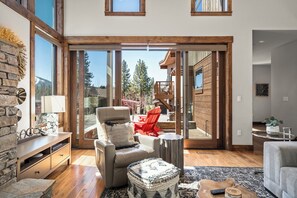 Smart TV, fireplace, offices - Luxury Winter Lodge | Pet-Friendly, Fireplace, Desk & 9 Mins to Northstar (Truckee)