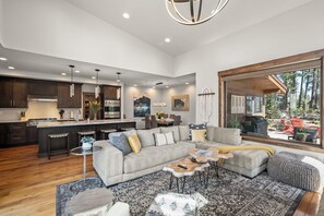 Smart TV, fireplace, offices - Luxury Winter Lodge | Pet-Friendly, Fireplace, Desk & 9 Mins to Northstar (Truckee)