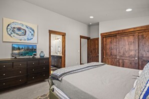 4 bedrooms, desk, iron/ironing board, travel cot