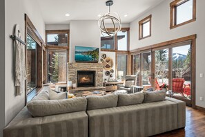 Smart-TV, Kamin, Arbeitsbereiche