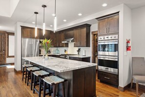 Fridge, microwave, oven, stovetop - Luxury Winter Lodge | Pet-Friendly, Fireplace, Desk & 9 Mins to Northstar (Truckee)