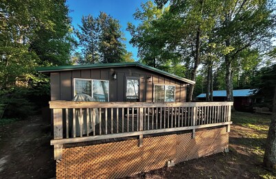 Cozy waterfront cabin in delightful Brimley with WiFi, AC, sand beach