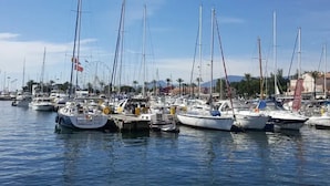 Ein Yachthafen mit mehreren vor Anker liegenden Segelbooten.