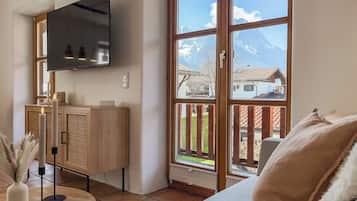 Smart TV, fireplace, books, stereo