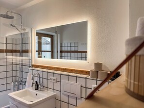 Eco-friendly toiletries, hair dryer, towels, soap - ALPINESTAY #1 - Apartment for 6: mountain view, balcony, fireplace, cinema, yoga, parking lot (Garmisch-Partenkirchen)