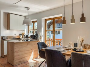 Fridge, microwave, oven, stovetop - Apartment for 6 - mountain view, balcony, fireplace, cinema, yoga, parking lot (Garmisch-Partenkirchen)