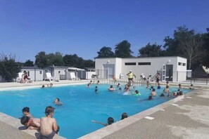 حمّام سباحة مُدفَّأ