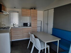 Kühlschrank, Mikrowelle, Herdplatte