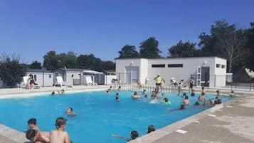 Een verwarmd zwembad