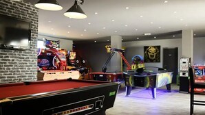 A pool table, arcade games, and a billiards table in a modern indoor setting. - ZEcamping 3* animé piscine chauffée locatif TV BBQ clim 36m2 6 pers (Argentonnay)