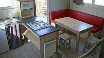 Fridge, microwave, stovetop