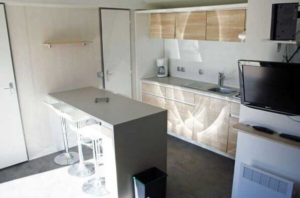 Fridge, microwave, stovetop