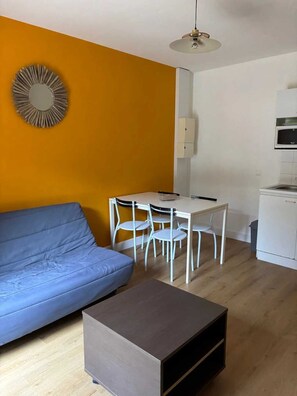 TV, mesa de pingue-pongue