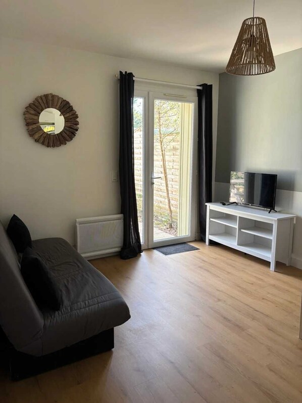 Fernseher, Tischtennisplatte