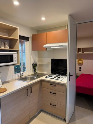 Kylskåp, mikrovågsugn och spishäll