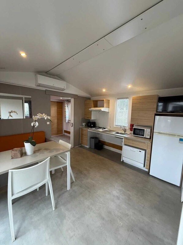 Fridge, microwave, stovetop, dishwasher