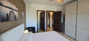 3 slaapkamers, een strijkplank/strijkijzer, wifi, beddengoed