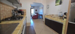 Een microgolfoven, een oven, een kookplaat, een vaatwasser