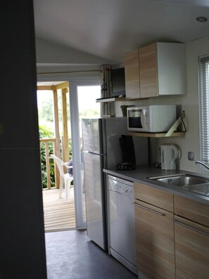 Kühlschrank, Mikrowelle, Herdplatte, Geschirrspüler