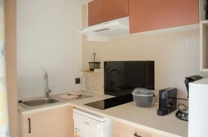 Kühlschrank, Mikrowelle, Herdplatte, Geschirrspüler