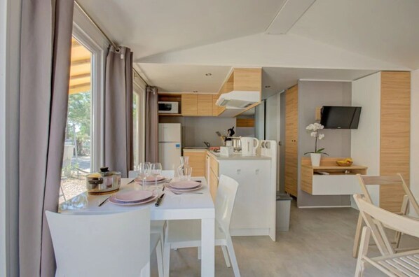 Fridge, microwave, stovetop, dishwasher - Camping 4 étoiles - Piscine - ccbbedb (Agde)