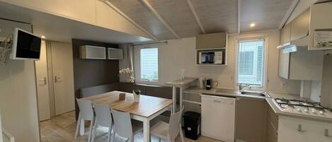 Jääkaappi, mikroaaltouuni, liesi, astianpesukone