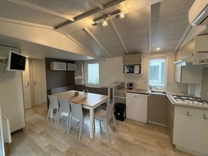 Fridge, microwave, stovetop, dishwasher