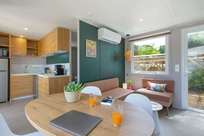 Réfrigérateur, micro-ondes, plaque de cuisson, lave-vaisselle